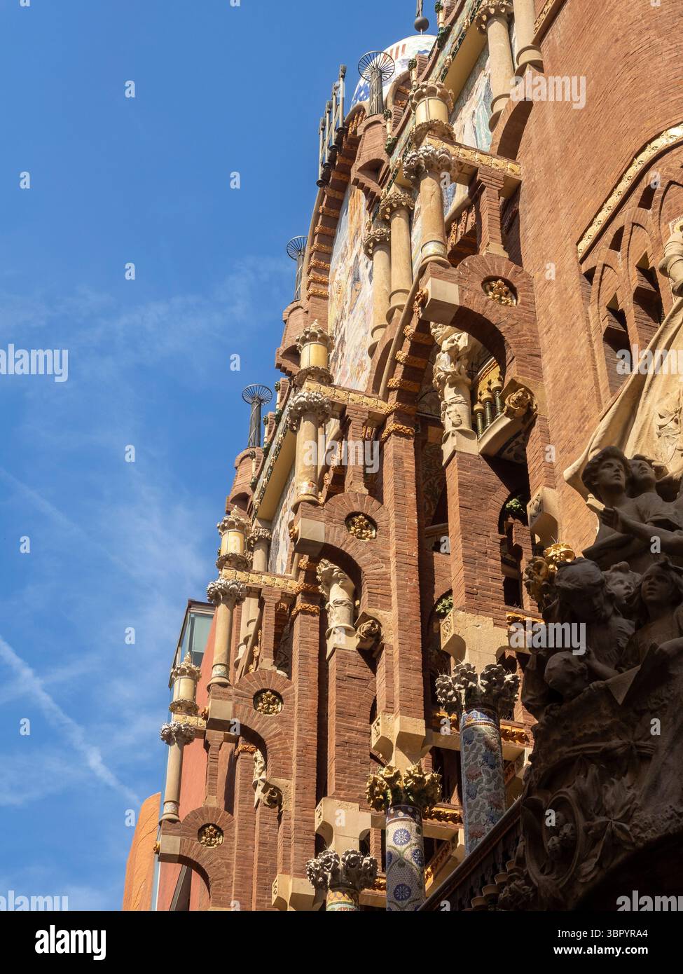 Una vista dall'angolo basso della facciata modernista riccamente decorata del Palau de la Música Catalana, un sito patrimonio dell'umanità dell'UNESCO a Barcellona, Spagna. Foto Stock