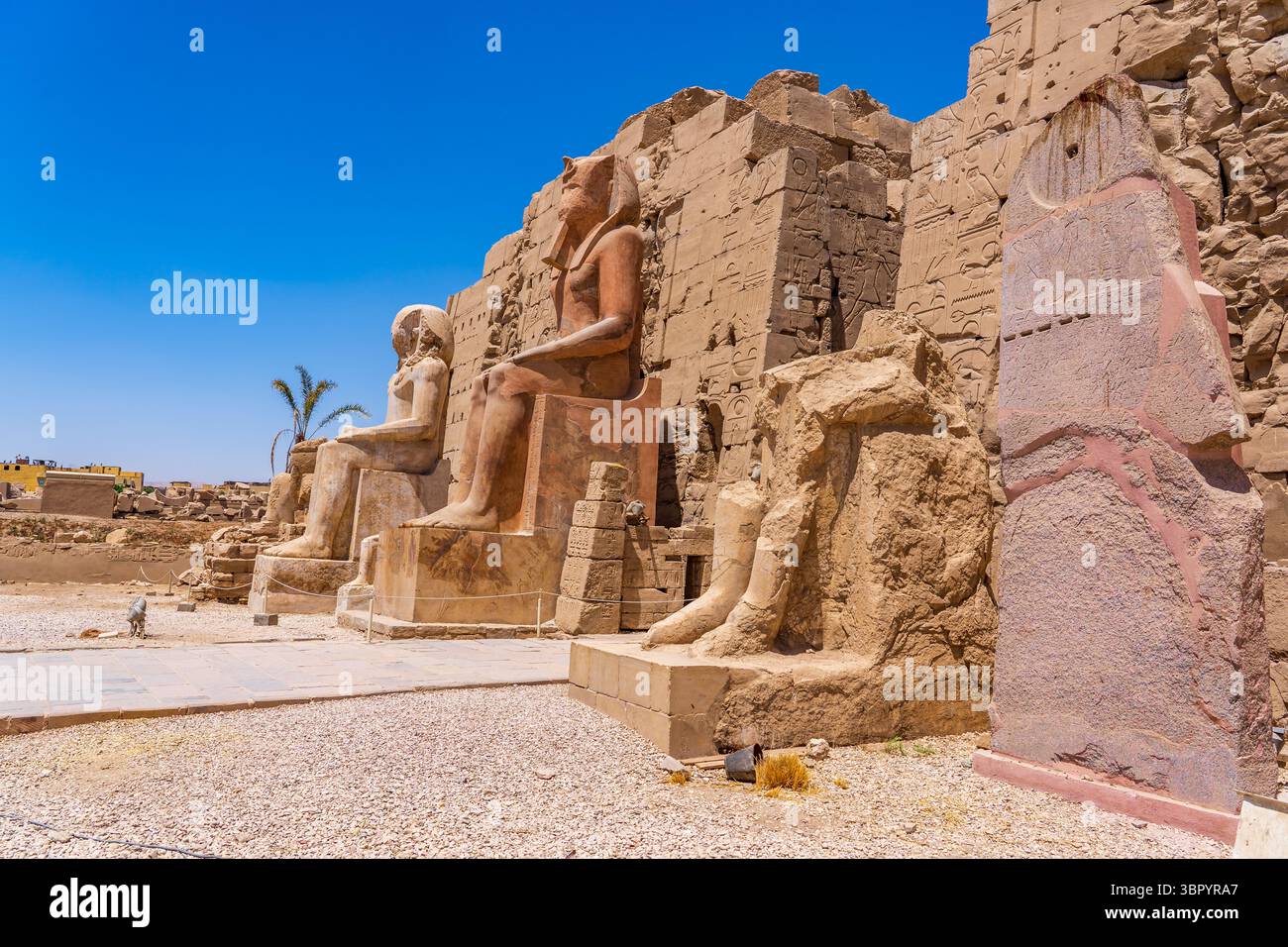 Terzo pilone del complesso del tempio di Karnak a Luxor con colossali statue di Thutmose II Foto Stock