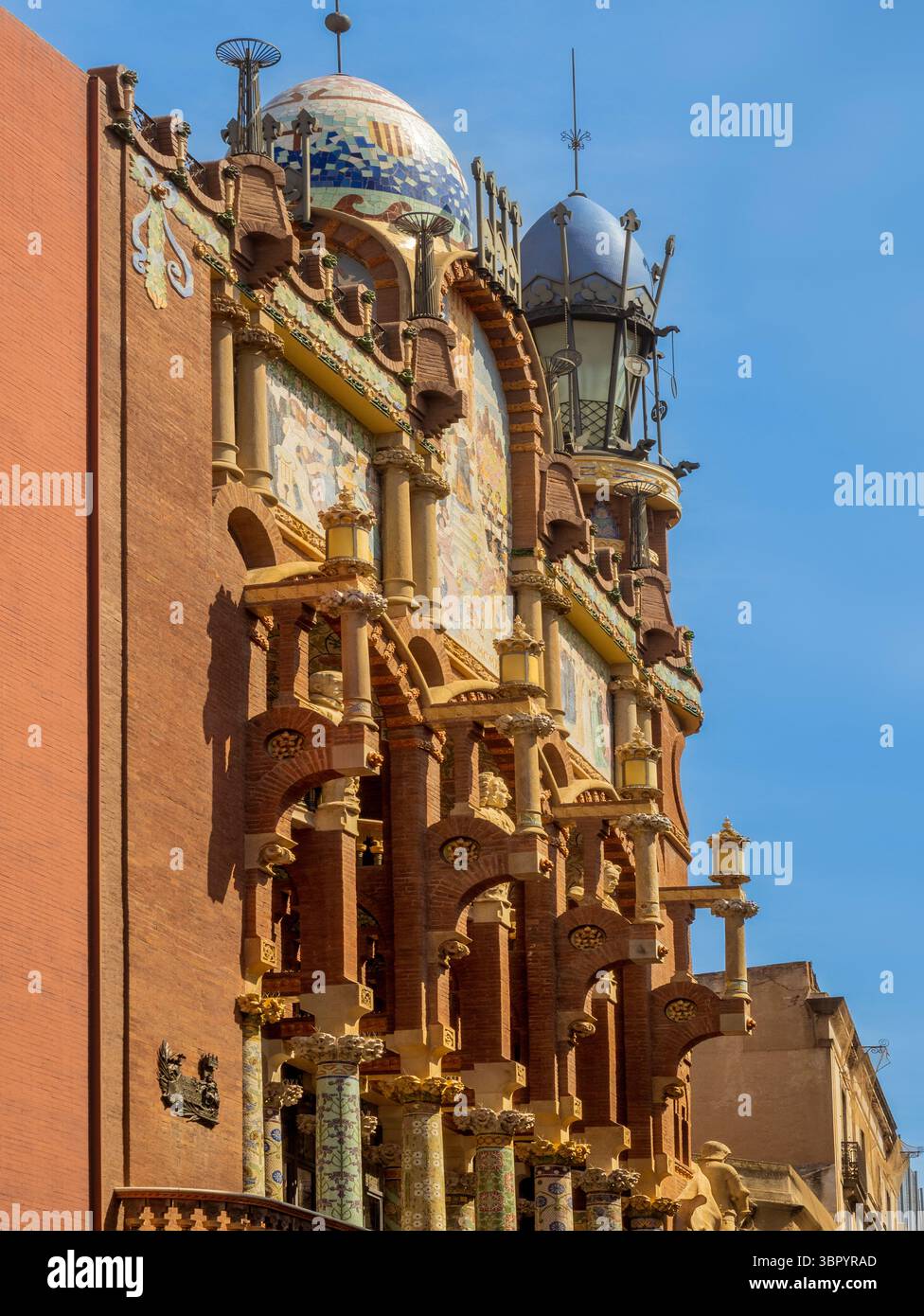 Dettaglio della facciata modernista riccamente decorata del Palau de la Música Catalana, che mostra il suo mix di mattoni, pietre e mosaici, Barcellona. Foto Stock
