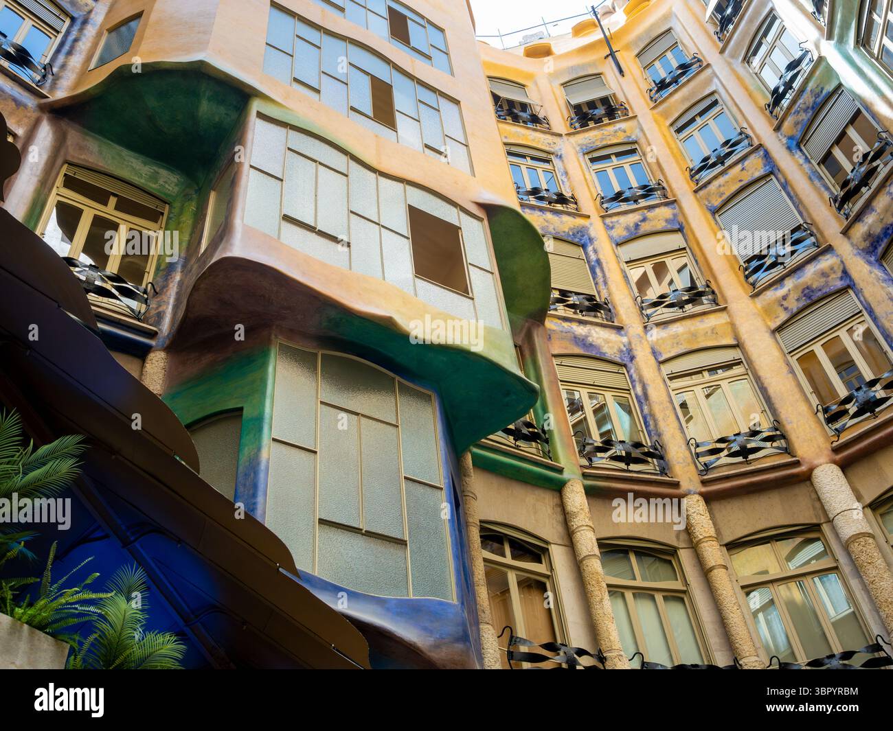 Ammira uno dei due cortili interni colorati (Patios) progettati da Antoni Gaudí per Casa Milà (la Pedrera) a Barcellona, Spagna. Foto Stock
