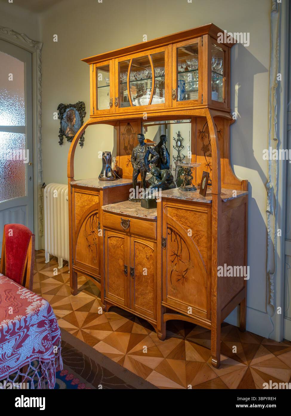 Elegante credenza Art Nouveau con piani in marmo, parte dell'arredamento originale dell'appartamento d'epoca della Casa Milà di Gaudí, Barcellona, Spagna. Foto Stock