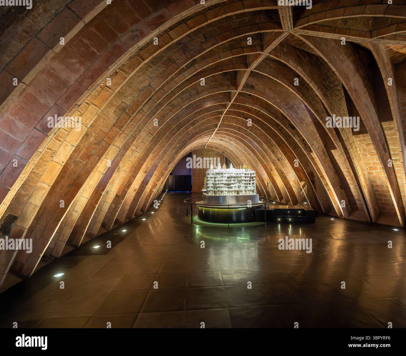 Lo spazio attico Espai Gaudí di Casa Milà, che mostra gli spettacolari archi in mattoni catenari che sostengono la terrazza sul tetto, Barcellona, Spagna. Foto Stock