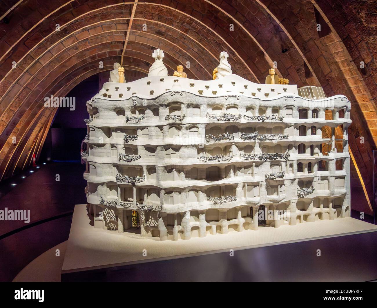 Un modello architettonico di Casa Milà (la Pedrera) in mostra nel museo Espai Gaudí, sotto gli archi catenari dell'edificio, Barcellona. Foto Stock