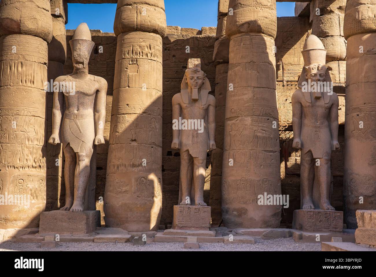 Statue di Ramsete II nel tempio di Luxor Foto Stock