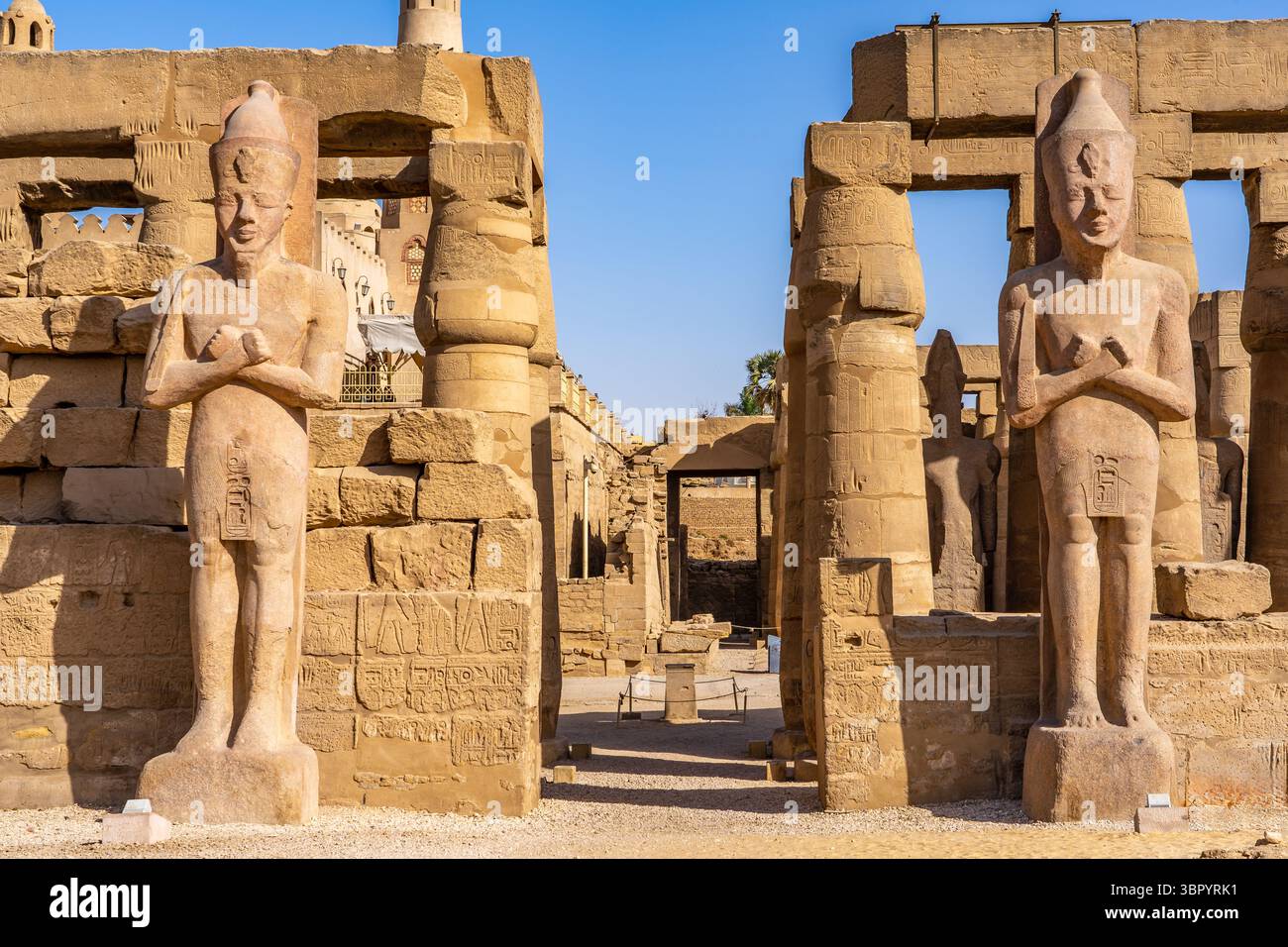 Statue di Ramsete II, Tempio di Luxor Foto Stock