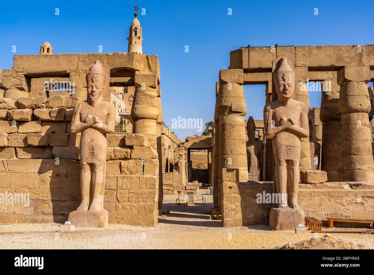 Statue di Ramsete II, Tempio di Luxor Foto Stock