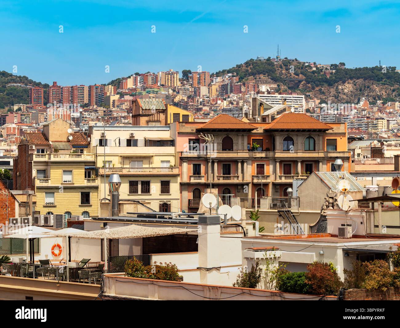 Vista sopraelevata degli edifici residenziali nel quartiere Eixample di Barcellona, Spagna, che presentano la classica architettura catalana. Foto Stock