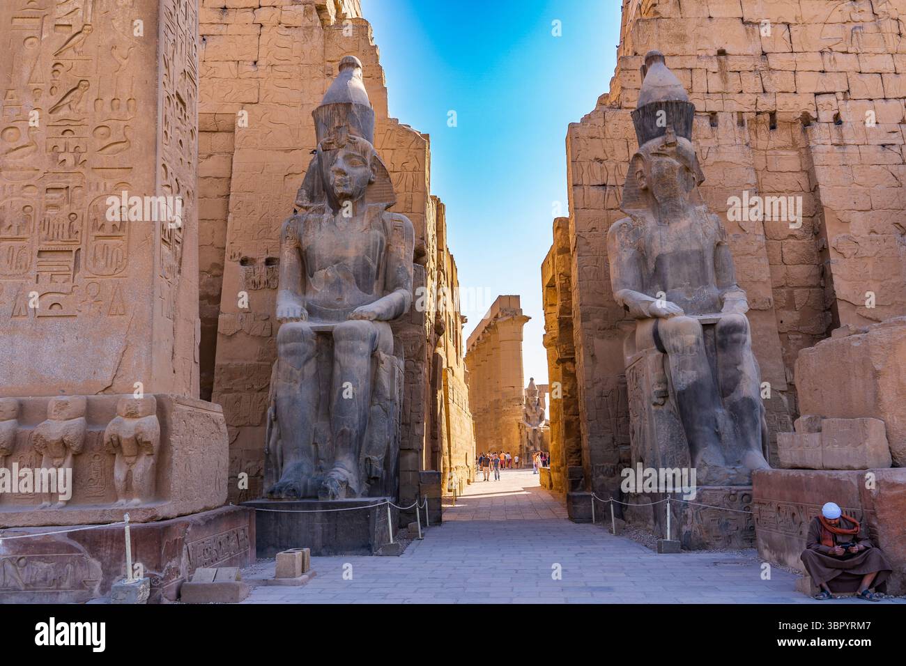 Ingresso al Tempio di Luxor con colossali statue di Ramsete II Foto Stock