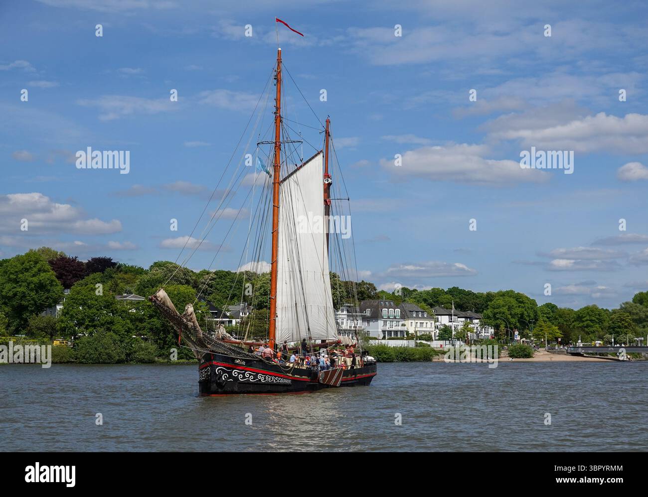 Amburgo, Germania. 10 maggio 2025. Il veliero "fortuna" naviga sull'Elba durante il compleanno del porto. La tradizionale nave a vela fu costruita nei Paesi Bassi nel 1909 come nave cargo a un solo albero. Amburgo ha celebrato il 836° compleanno del porto dal 9 all'11 maggio 2025. Credito: Soeren Stache/dpa/Alamy Live News Foto Stock