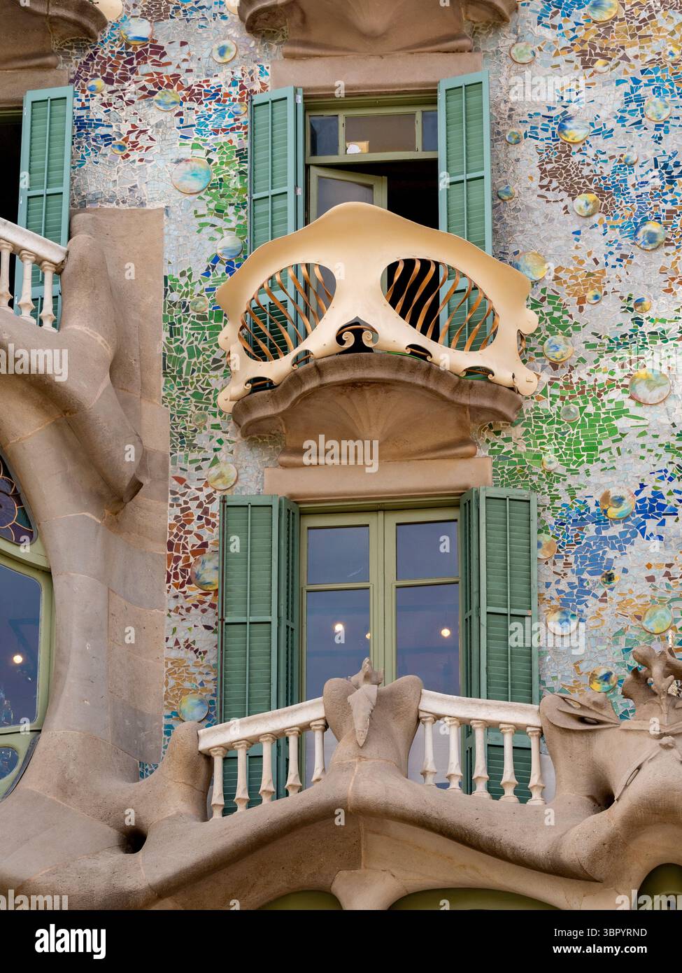 I fantastici balconi e trencadís la colorata facciata a mosaico di Casa Batlló, un famoso esempio di modernismo catalano a Barcellona, Spagna. Foto Stock