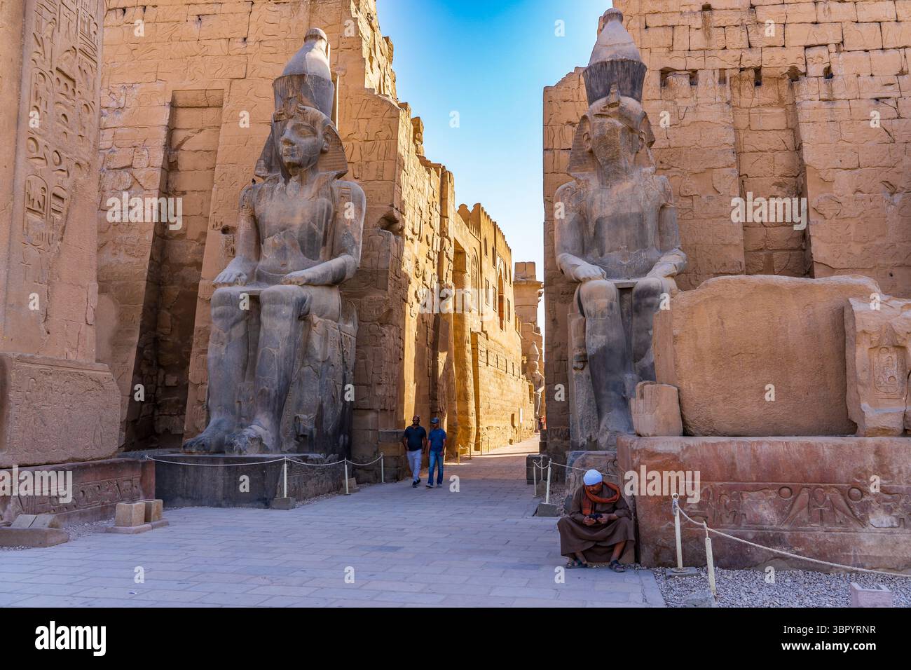 Ingresso al Tempio di Luxor con colossali statue di Ramsete II Foto Stock