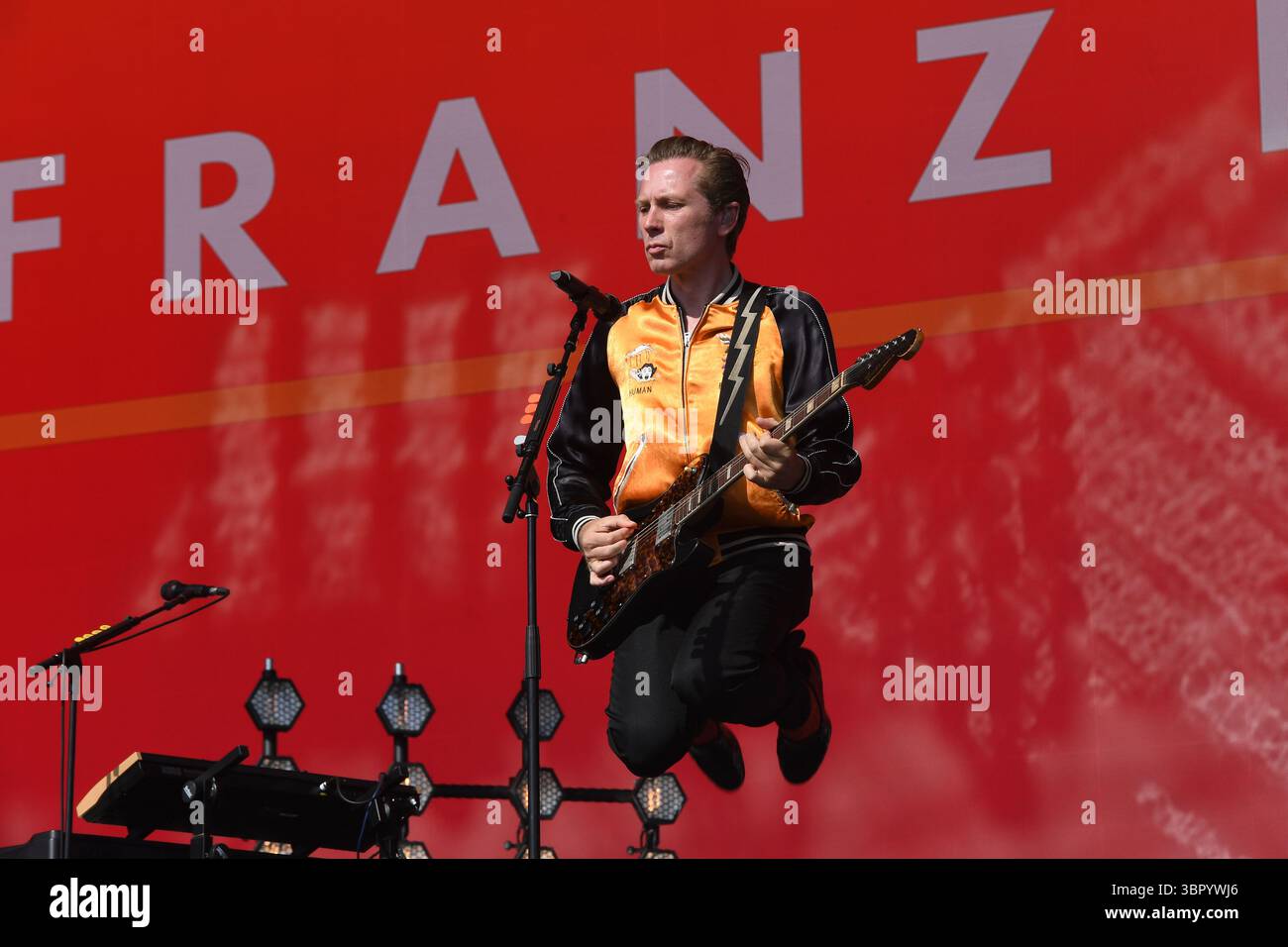 REGNO UNITO. 27 giugno 2025. SHEPTON MALLET, INGHILTERRA - GIUGNO 27: Alex Kapranos di "Franz Ferdinand" che si esibisce sull'altro palco al Glastonbury Festival, Worthy Farm, Pilton, il 27 giugno 2025 a Shepton Mallet, Inghilterra.CAP/Mar © Mar/Capital Pictures Credit: Capital Pictures/Alamy Live News Foto Stock