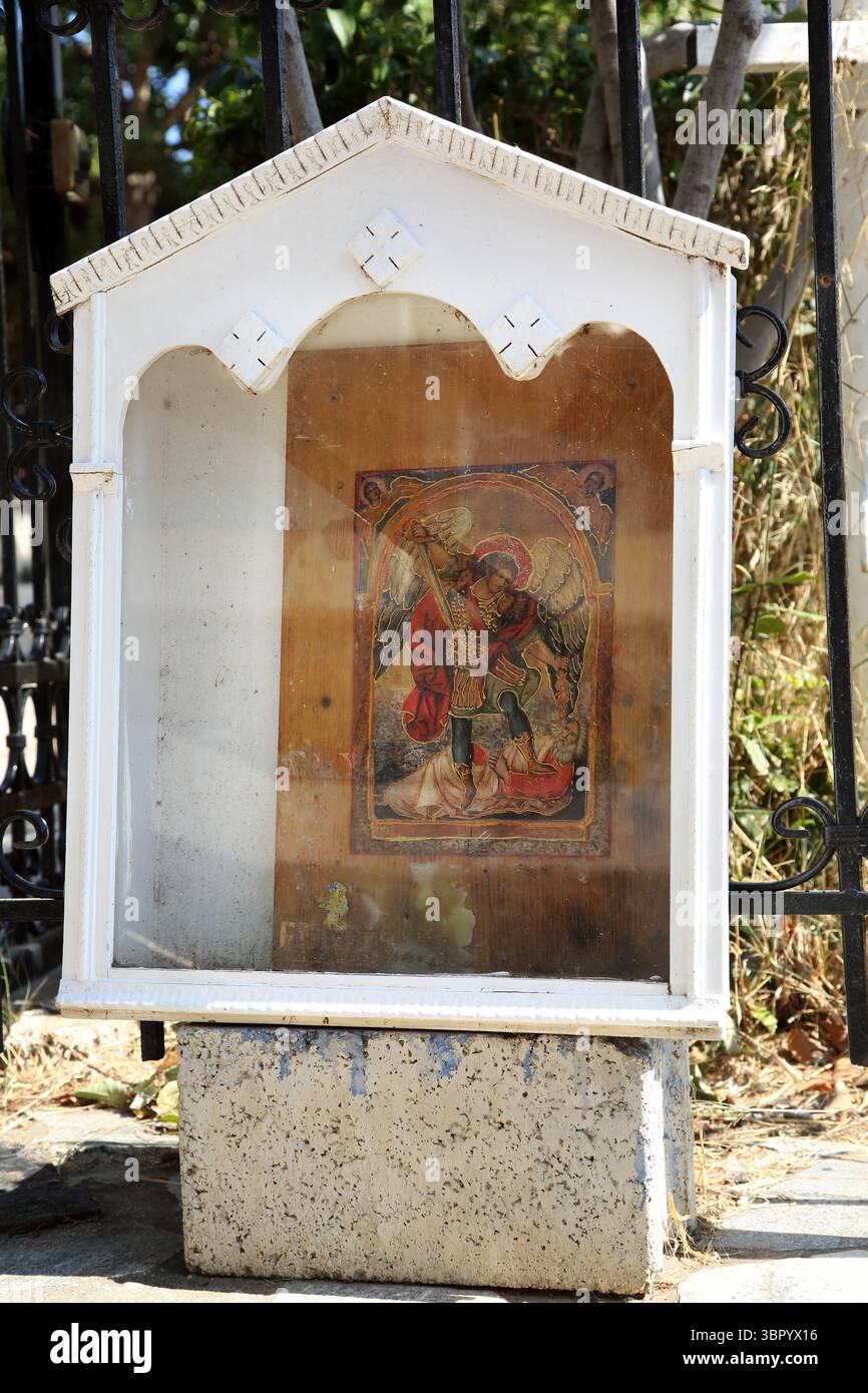 Santuario con l'icona greca dell'Arcangelo Michele presso la chiesa di Agios Nikolas vari-Voula- Vouliagmeni Attica Grecia Foto Stock