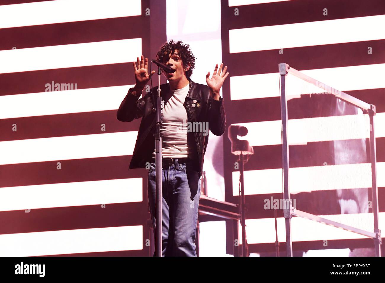 REGNO UNITO. 27 giugno 2025. SHEPTON MALLET, INGHILTERRA - GIUGNO 27: Matty Healy di 'The 1975' esibendosi al Pyramid Stage al Glastonbury Festival, Worthy Farm, Pilton, il 27 giugno 2025 a Shepton Mallet, Inghilterra.CAP/Mar © Mar/Capital Pictures Credit: Capital Pictures/Alamy Live News Foto Stock