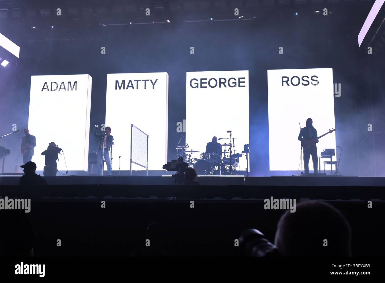 REGNO UNITO. 27 giugno 2025. SHEPTON MALLET, INGHILTERRA - GIUGNO 27: Adam Hann, Matty Healy, George Daniel e Ross MacDonald di 'The 1975' che si esibiscono al Pyramid Stage al Glastonbury Festival, Worthy Farm, Pilton, il 27 giugno 2025 a Shepton Mallet, Inghilterra.CAP/Mar © Mar/Capital Pictures Credit: Capital Pictures/Alamy Live News Foto Stock