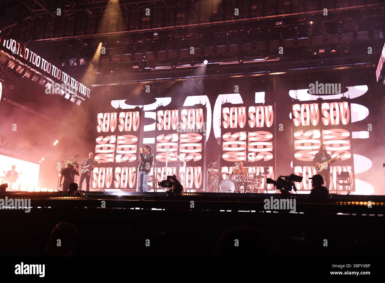 REGNO UNITO. 27 giugno 2025. SHEPTON MALLET, INGHILTERRA - GIUGNO 27: Adam Hann, Matty Healy, George Daniel e Ross MacDonald di 'The 1975' che si esibiscono al Pyramid Stage al Glastonbury Festival, Worthy Farm, Pilton, il 27 giugno 2025 a Shepton Mallet, Inghilterra.CAP/Mar © Mar/Capital Pictures Credit: Capital Pictures/Alamy Live News Foto Stock