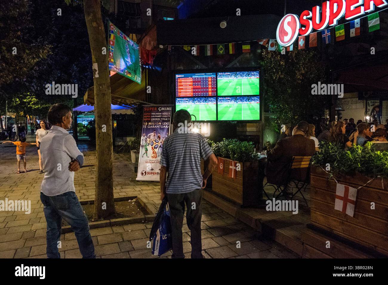 Albania. Tirana. La notte della Coppa del mondo Foto Stock