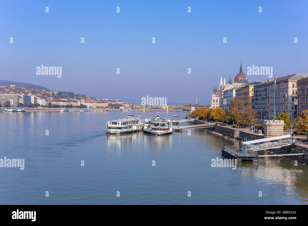 Budapest, Ungheria: 26 ottobre 2024: Parlamento di Budapest visto sul Danubio. Budapest, Ungheria Foto Stock