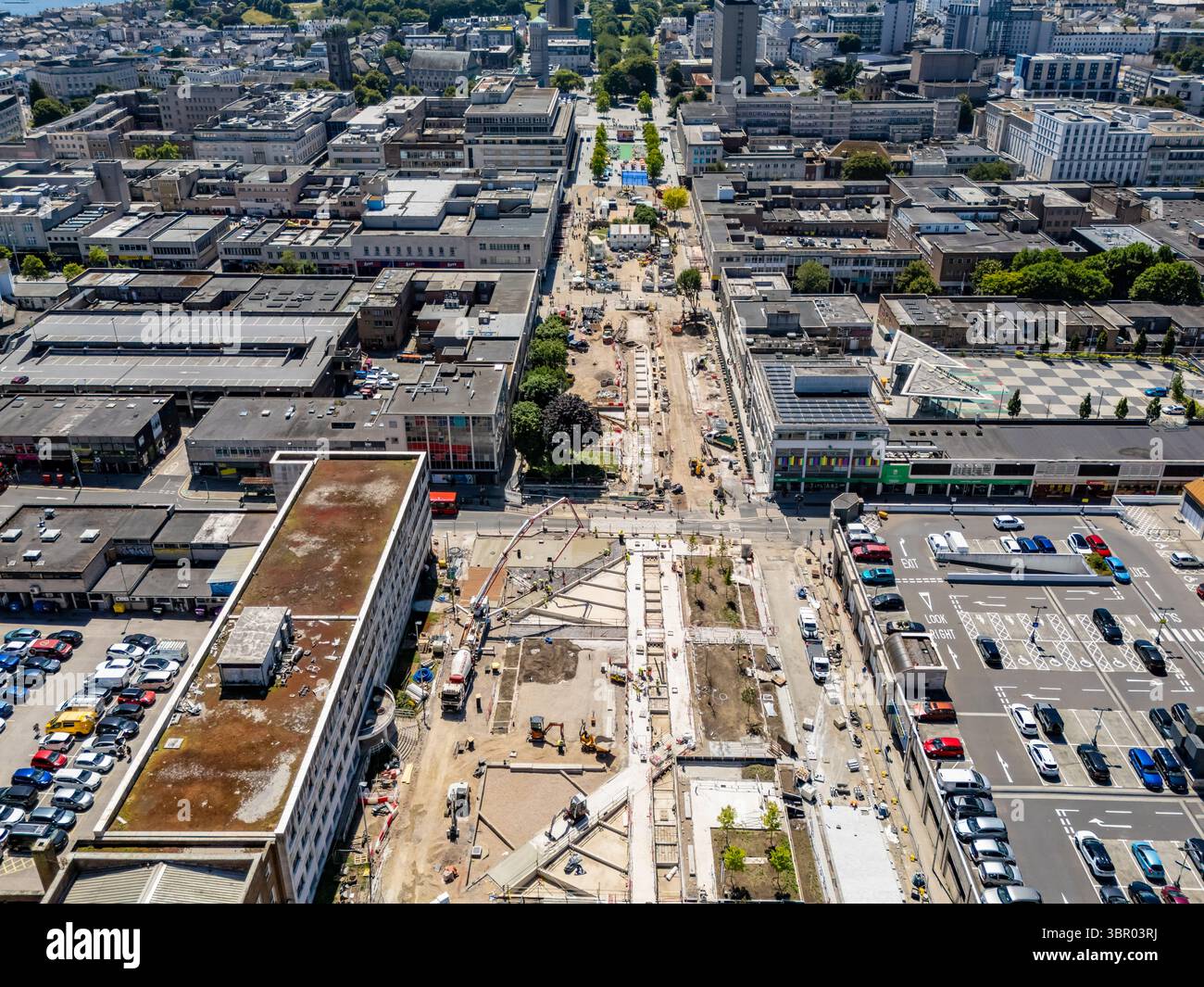 Plymouth, Regno Unito. 10 luglio 2025. I lavori di costruzione proseguono con lo schema di rigenerazione Armada Way, con l'obiettivo di trasformare il centro di Plymouth in uno spazio più verde, sicuro e adatto alle famiglie. Il progetto affronta anni di declino, con infrastrutture obsolete, unità di vendita vuote e crescenti problemi di sicurezza che hanno portato a un importante riqualificazione. Crediti: Thomas Faull/Alamy Live News Foto Stock