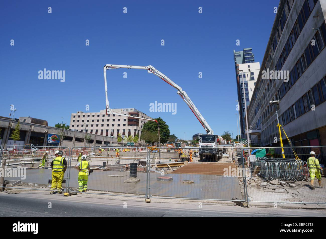 Plymouth, Regno Unito. 10 luglio 2025. I lavori di costruzione proseguono con lo schema di rigenerazione Armada Way, con l'obiettivo di trasformare il centro di Plymouth in uno spazio più verde, sicuro e adatto alle famiglie. Il progetto affronta anni di declino, con infrastrutture obsolete, unità di vendita vuote e crescenti problemi di sicurezza che hanno portato a un importante riqualificazione. Crediti: Thomas Faull/Alamy Live News Foto Stock