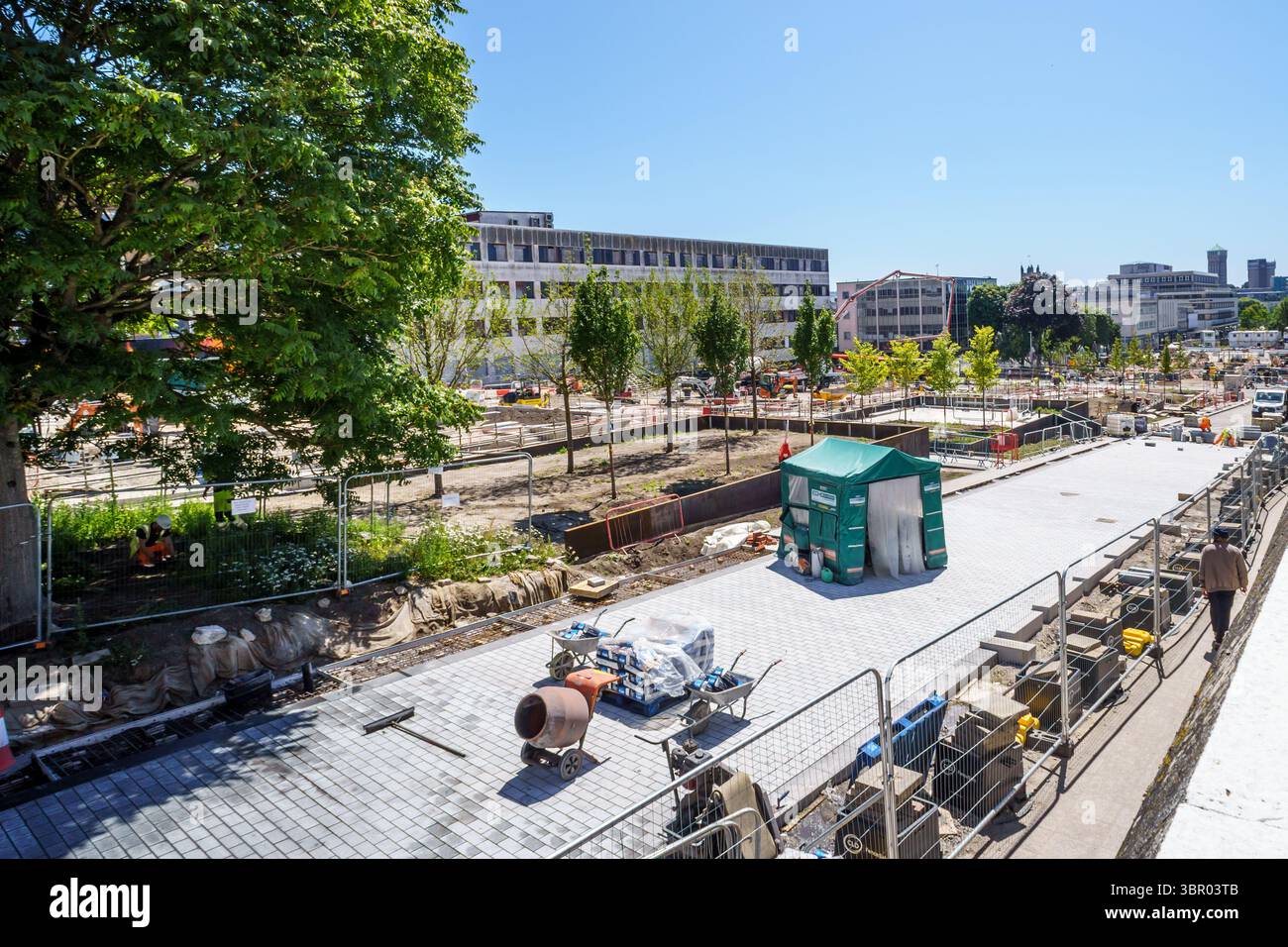 Plymouth, Regno Unito. 10 luglio 2025. I lavori di costruzione proseguono con lo schema di rigenerazione Armada Way, con l'obiettivo di trasformare il centro di Plymouth in uno spazio più verde, sicuro e adatto alle famiglie. Il progetto affronta anni di declino, con infrastrutture obsolete, unità di vendita vuote e crescenti problemi di sicurezza che hanno portato a un importante riqualificazione. Crediti: Thomas Faull/Alamy Live News Foto Stock