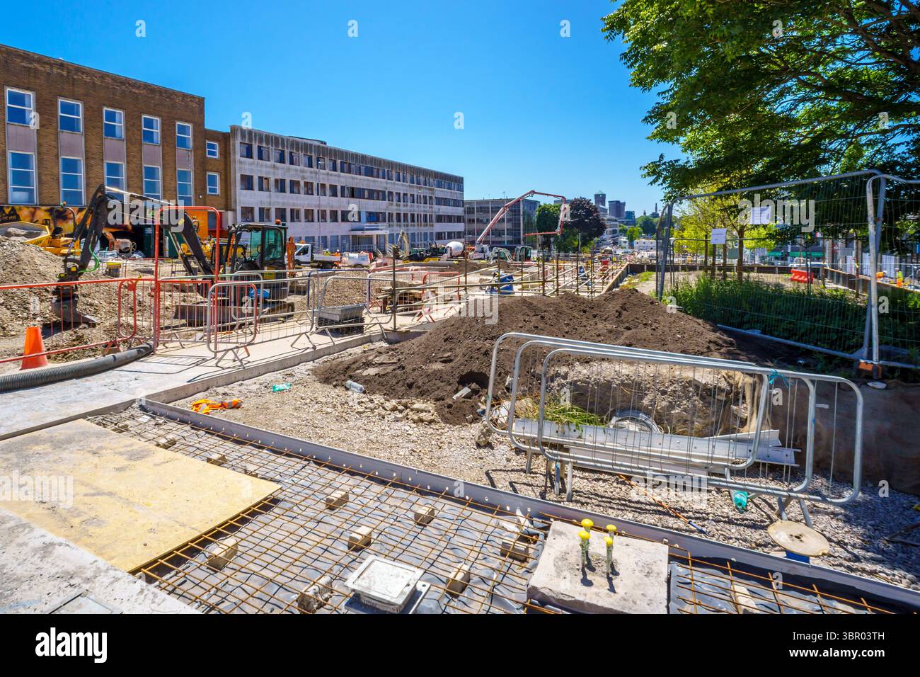 Plymouth, Regno Unito. 10 luglio 2025. I lavori di costruzione proseguono con lo schema di rigenerazione Armada Way, con l'obiettivo di trasformare il centro di Plymouth in uno spazio più verde, sicuro e adatto alle famiglie. Il progetto affronta anni di declino, con infrastrutture obsolete, unità di vendita vuote e crescenti problemi di sicurezza che hanno portato a un importante riqualificazione. Crediti: Thomas Faull/Alamy Live News Foto Stock