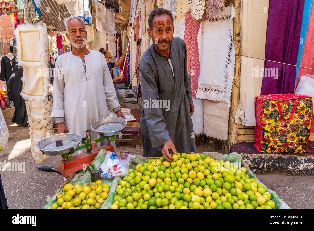 Venditore di limone nel mercato di Luxor, Egitto Foto Stock