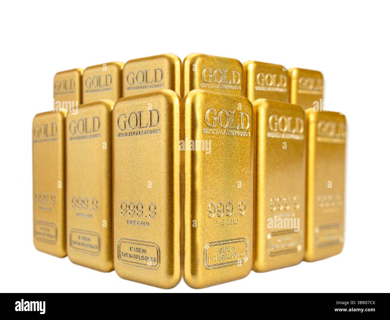 Barre in oro lucido impilate con testo in rilievo che mostrano il loro valore in metallo prezioso. le barre sono disposte in forma ordinata, evidenziando la loro uniformit Foto Stock