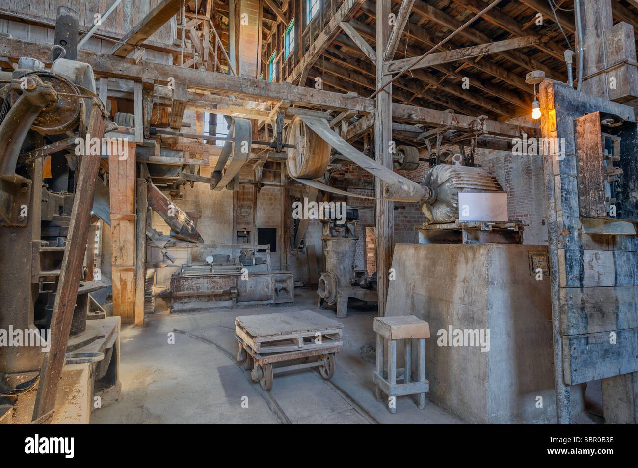 Attrezzature interne di un commerciale abbandonato, ceramiche a Medicine Hat, Alberta, Canada Foto Stock