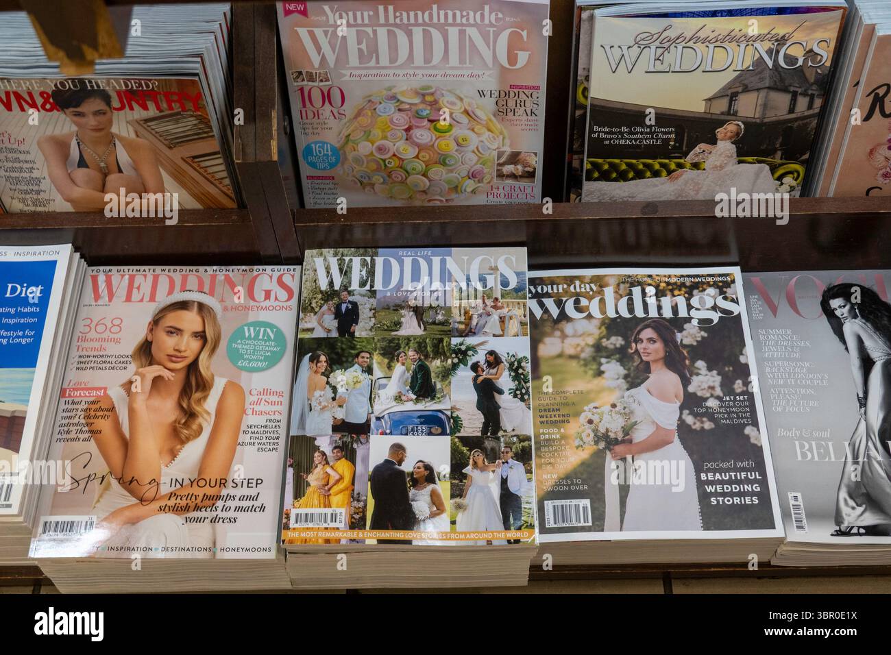 Barnes & Noble Booksellers sulla Fifth Avenue a New York City ha una vasta selezione di libri e riviste, Stati Uniti 2025 Foto Stock