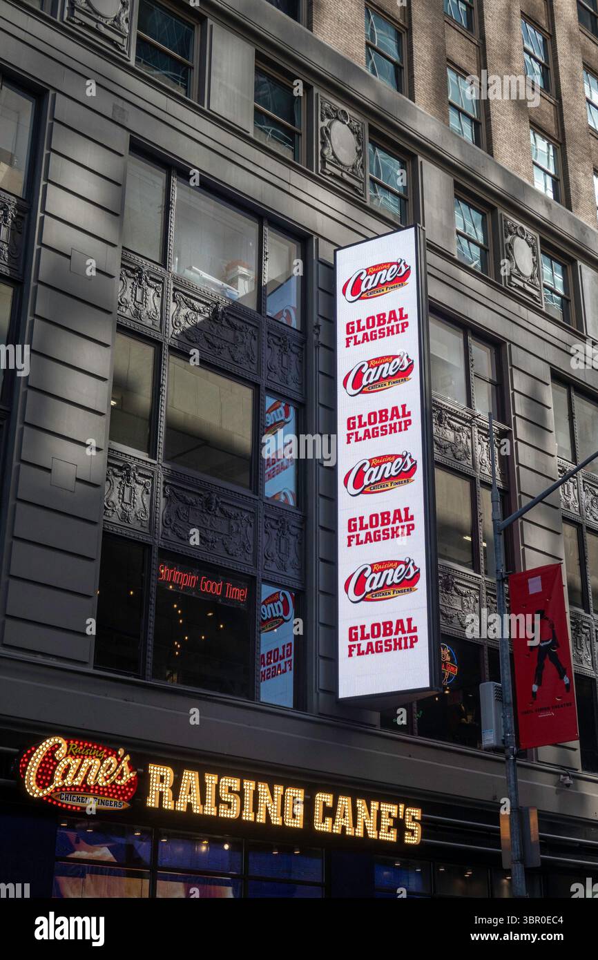 Raising Cains è un ristorante informale per famiglie che propone dita di pollo a Times Square, 2025, New York City, Stati Uniti Foto Stock