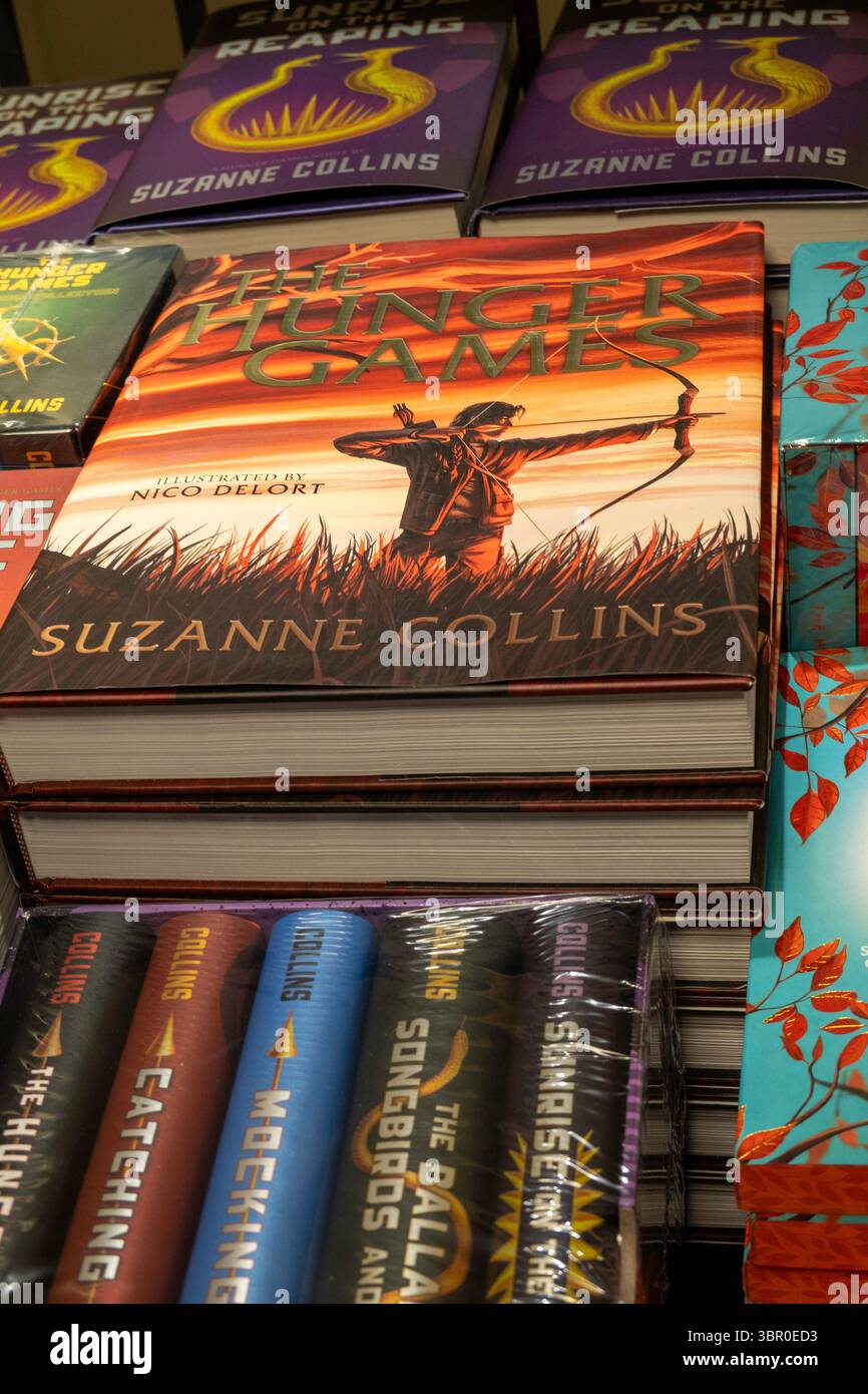 Barnes & Noble Booksellers sulla Fifth Avenue a New York City ha una vasta selezione di libri e riviste, Stati Uniti 2025 Foto Stock