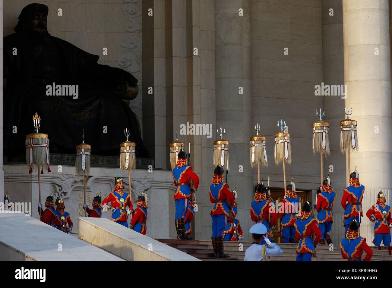 Ulan Bator, Mongolia. 10 luglio 2025. In occasione del 2234° anniversario della fondazione dello stato, del 819° anniversario della fondazione del grande Impero mongolo, del 114° anniversario della Liberazione Nazionale e della Restaurazione dell'indipendenza, del 104° anniversario della Rivoluzione Popolare e del 35° anniversario della Rivoluzione Democratica, furono solennemente esposte le nove bandiere bianche dello Stato. Credito: L.Enkh-Orgil. Foto Stock