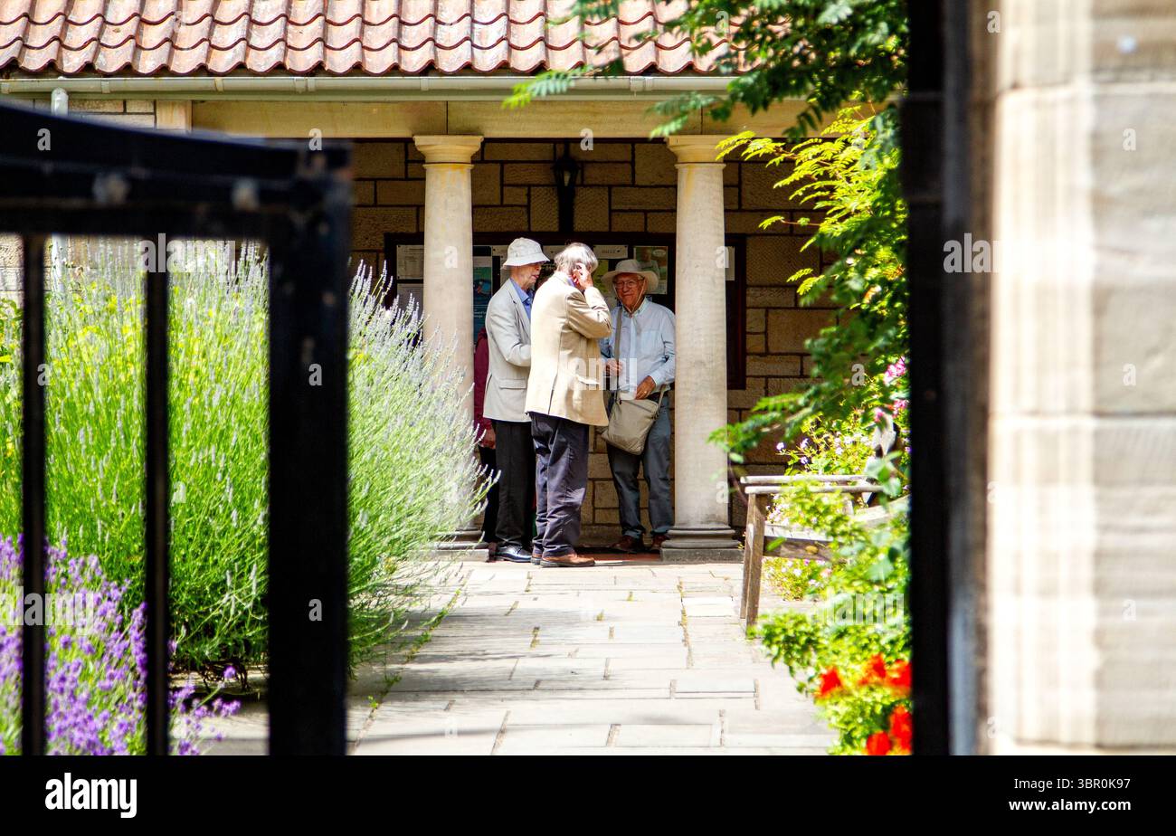 St Andrews, Fife, Scozia, Regno Unito. 10 luglio 2025. Meteo nel Regno Unito: St Andrews sta avendo un clima caldo incredibile, con temperature che raggiungono i 24 ℃. La gente del posto e i visitatori trascorrono la giornata godendosi la piacevole ondata di caldo di luglio nei caffè e nei pub di strada, così come nel centro della città. Crediti: Dundee Photographics/Alamy Live News Foto Stock