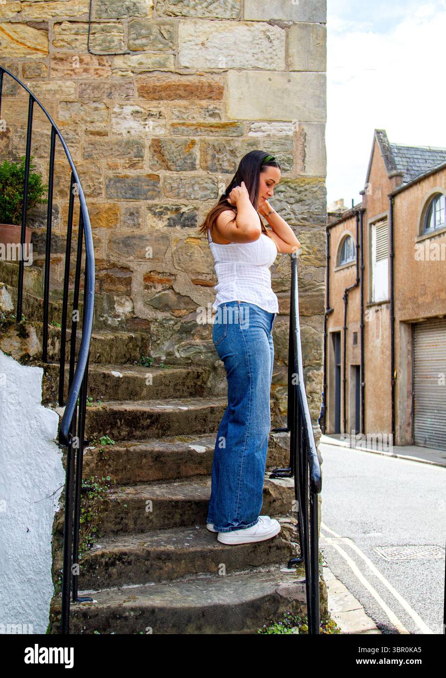 St Andrews, Fife, Scozia, Regno Unito. 10 luglio 2025. Meteo nel Regno Unito: St Andrews sta avendo un clima caldo incredibile, con temperature che raggiungono i 24 ℃. La gente del posto e i visitatori trascorrono la giornata godendosi la piacevole ondata di caldo di luglio nei caffè e nei pub di strada, così come nel centro della città. Crediti: Dundee Photographics/Alamy Live News Foto Stock