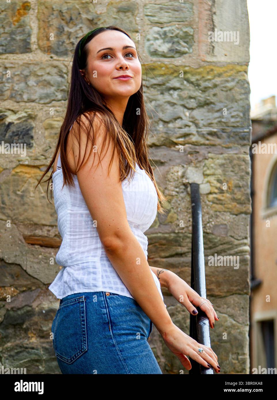 St Andrews, Fife, Scozia, Regno Unito. 10 luglio 2025. Meteo nel Regno Unito: St Andrews sta avendo un clima caldo incredibile, con temperature che raggiungono i 24 ℃. La gente del posto e i visitatori trascorrono la giornata godendosi la piacevole ondata di caldo di luglio nei caffè e nei pub di strada, così come nel centro della città. Crediti: Dundee Photographics/Alamy Live News Foto Stock
