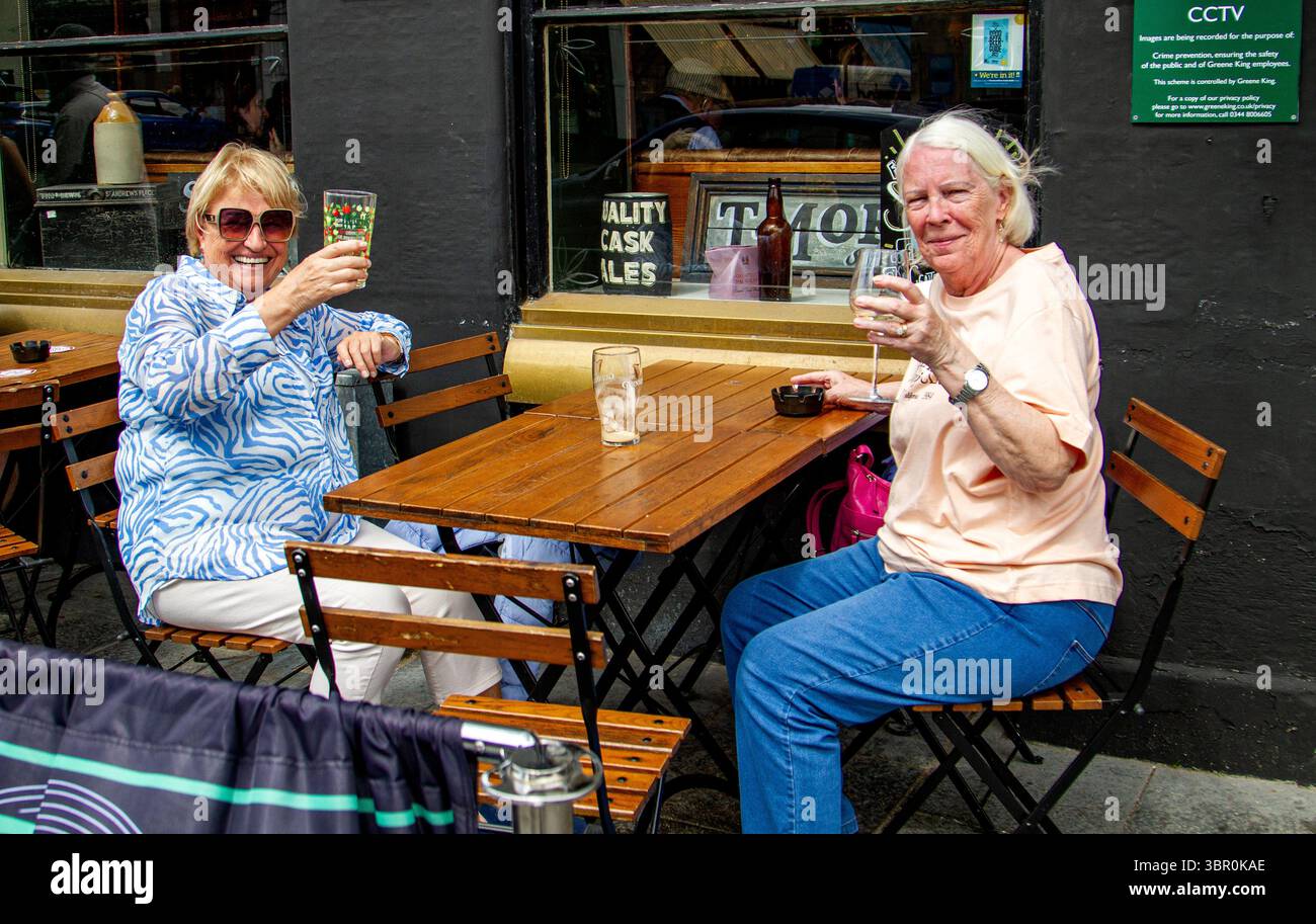 St Andrews, Fife, Scozia, Regno Unito. 10 luglio 2025. Meteo nel Regno Unito: St Andrews sta avendo un clima caldo incredibile, con temperature che raggiungono i 24 ℃. La gente del posto e i visitatori trascorrono la giornata godendosi la piacevole ondata di caldo di luglio nei caffè e nei pub di strada, così come nel centro della città. Crediti: Dundee Photographics/Alamy Live News Foto Stock