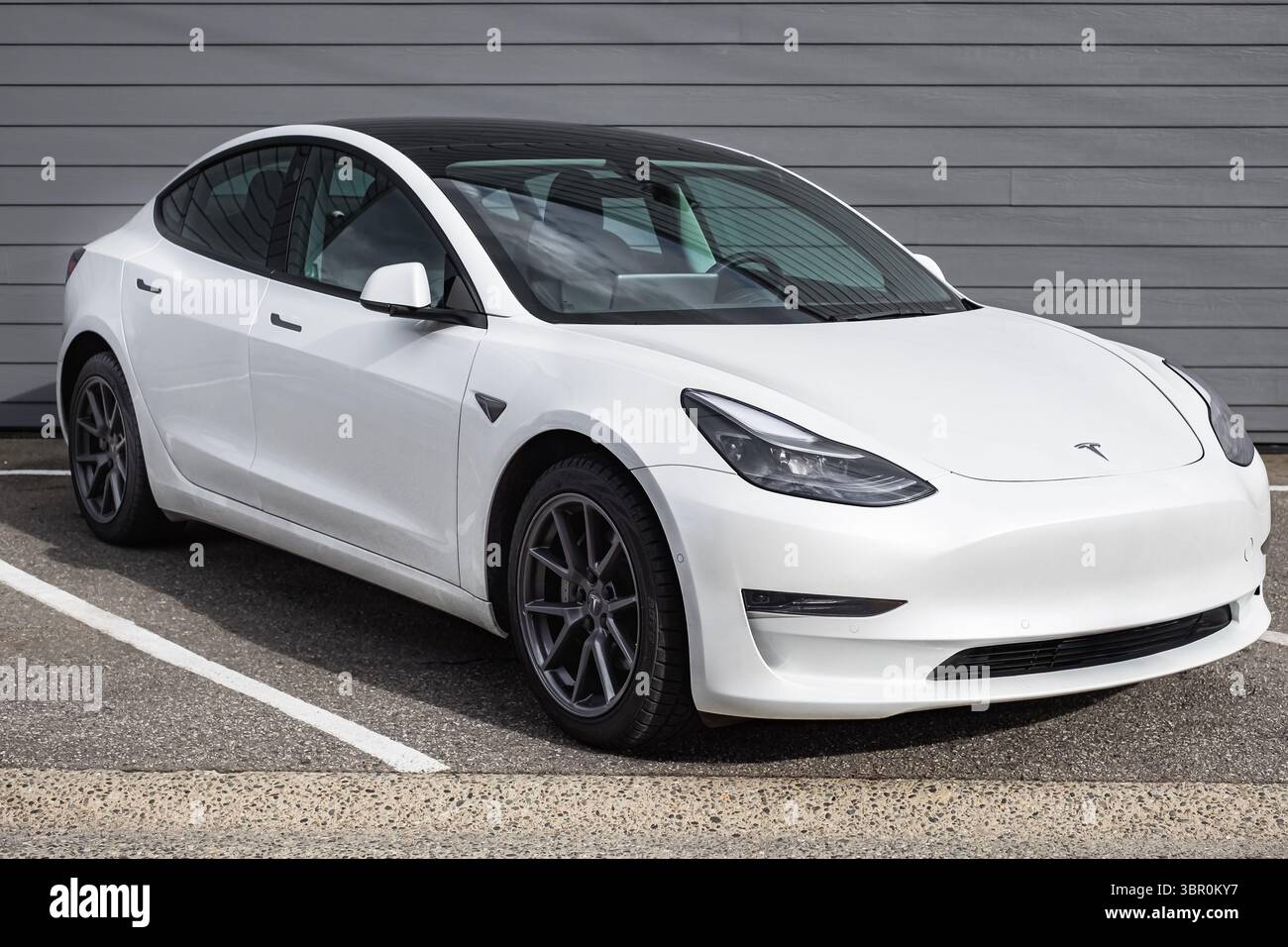 Moderno veicolo elettrico a batteria all'aperto Vancouver Canada. Vista laterale della Tesla bianca parcheggiata sulla strada. Veicolo a energia pulita. Editoriale - marzo 14,2023 Foto Stock