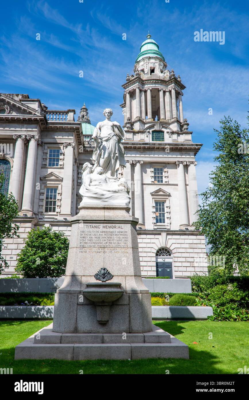 Statua del Titanic Memorial fuori dal municipio di Belfast, contea di Antrim, Irlanda del Nord Foto Stock