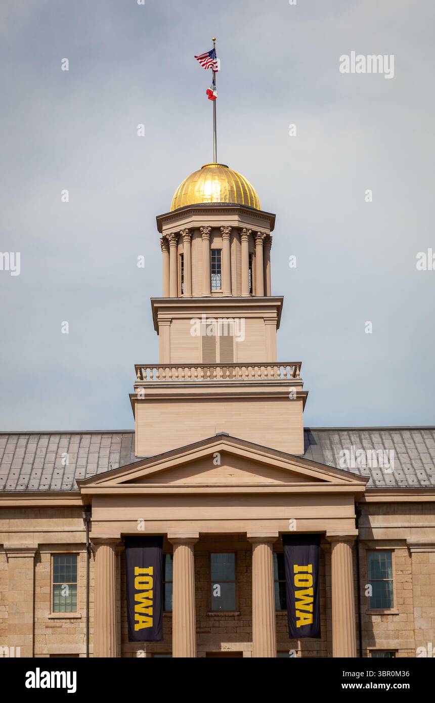 La cupola dorata dell'Old Capitol Museum nel campus della University of Iowa. Foto Stock