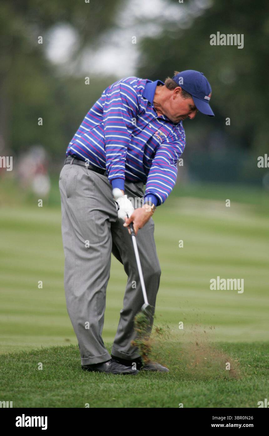 040917, Oakland Hills GC, Detroit, Michigan, Stati Uniti, Picture Mark Newcombe, 35th Ryder Cup Matches 2004 Phil Mickelson in the Morning fourballs le 35th Ryder Cup si sono tenute dal 17 al 19 settembre 2004 all'Oakland Hills Country Club di Bloomfield Township, Michigan, USA. La Ryder Cup è una competizione di golf biennale tra squadre europee e statunitensi, e l'edizione 2004 è ricordata per i suoi momenti drammatici e l'intensa rivalità tra le due squadre Foto Stock