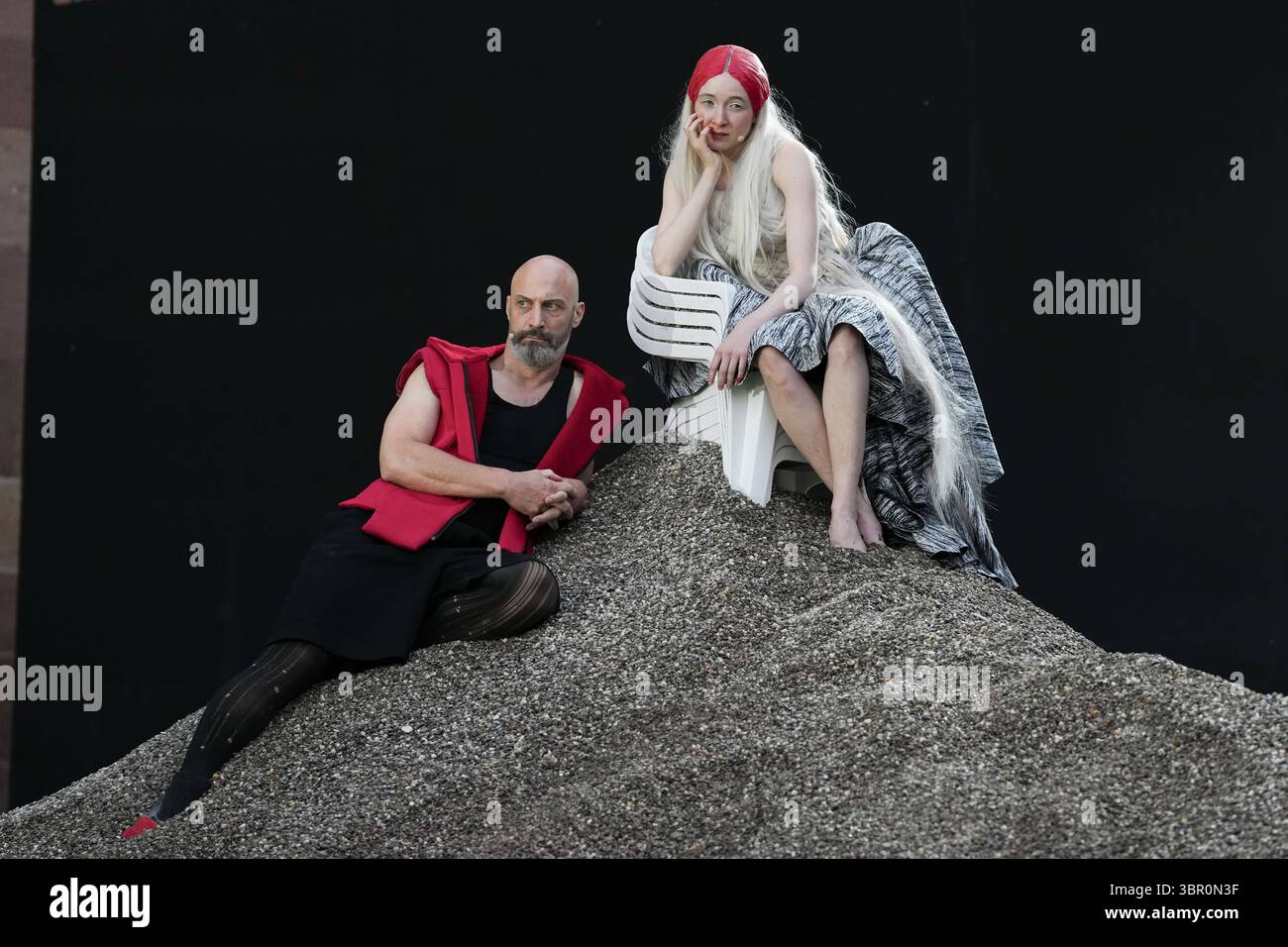 Die Nibelungen-Festspiele Worms. Andreas Grötzinger als Volker, Kriemhild Hamann als Kriemhild, Denis Geyersbach als Giselher in der Fotoprobe für das Stück SEE AUS ASCHE Das Lied der Nibelungen. Die Nibelungenfestspiele werden vom 11. bis 27. Juli auf der Freilichtbühne vor dem Wormser Dom aufgeführt. Worms Dom Worms Rheinland-Pfalz *** il Nibelungen Festival Worms Andreas Grötzinger nel ruolo di Volker, Kriemhild Hamann nel ruolo di Kriemhild, Denis Geyersbach nel ruolo di Giselher nelle prove fotografiche per la commedia SEE AUS ASCHE Das Lied der Nibelungen il Nibelungen Festival si svolgerà dall'11 al 27 luglio Foto Stock