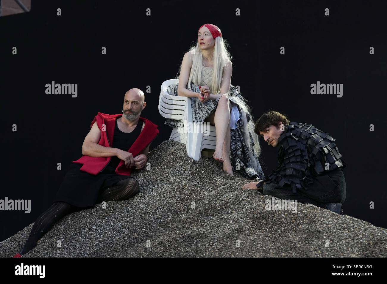 Die Nibelungen-Festspiele Worms. Andreas Grötzinger als Volker, Kriemhild Hamann als Kriemhild, Denis Geyersbach als Giselher in der Fotoprobe für das Stück SEE AUS ASCHE Das Lied der Nibelungen. Die Nibelungenfestspiele werden vom 11. bis 27. Juli auf der Freilichtbühne vor dem Wormser Dom aufgeführt. Worms Dom Worms Rheinland-Pfalz *** il Nibelungen Festival Worms Andreas Grötzinger nel ruolo di Volker, Kriemhild Hamann nel ruolo di Kriemhild, Denis Geyersbach nel ruolo di Giselher nelle prove fotografiche per la commedia SEE AUS ASCHE Das Lied der Nibelungen il Nibelungen Festival si svolgerà dall'11 al 27 luglio Foto Stock