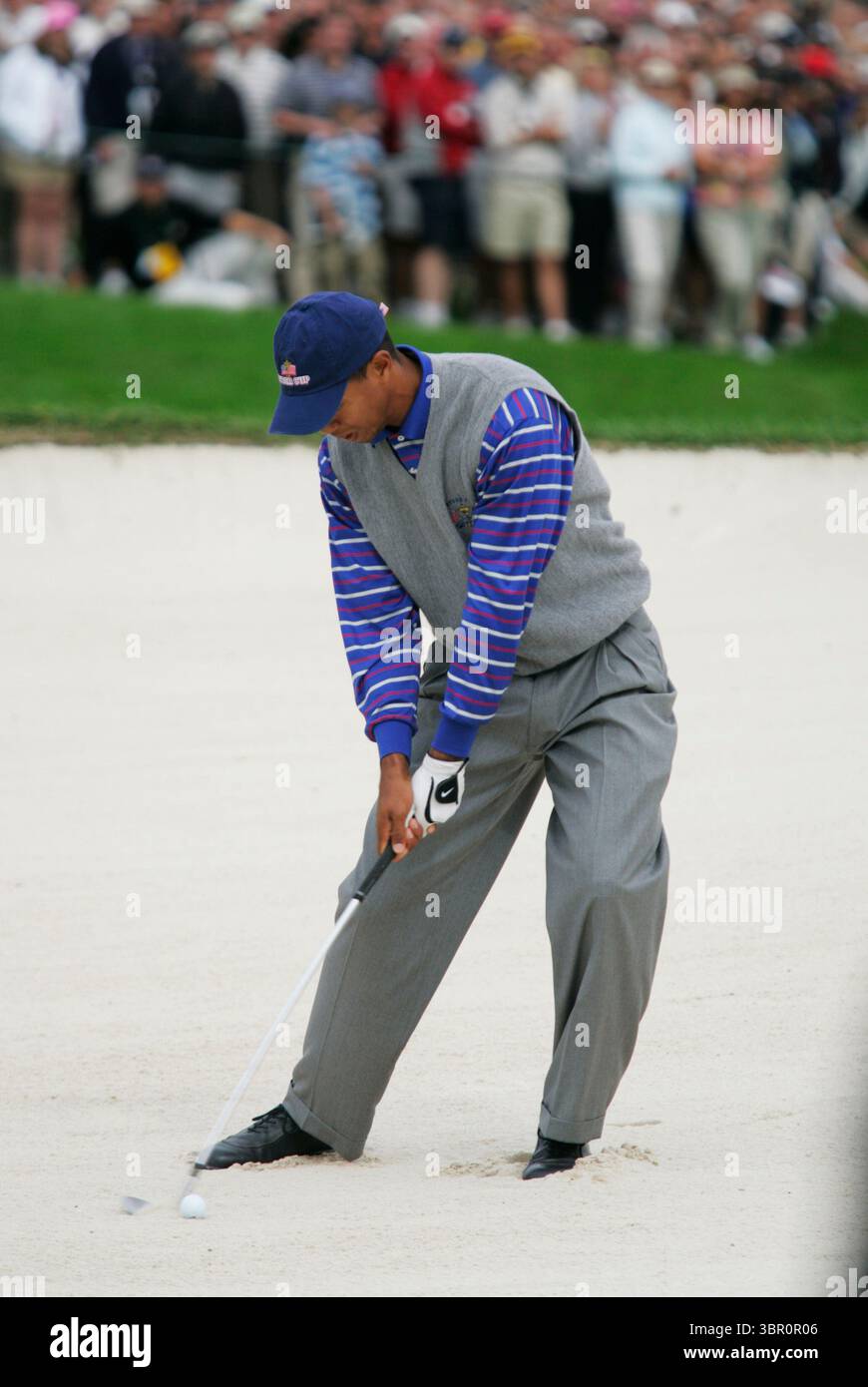 040917, Oakland Hills GC, Detroit, Michigan, Stati Uniti, Picture Mark Newcombe, 35th Ryder Cup Matches 2004 Tiger Woods in the Morning fourballs le 35th Ryder Cup si sono tenute dal 17 al 19 settembre 2004 all'Oakland Hills Country Club a Bloomfield Township, Michigan, USA. La Ryder Cup è una competizione di golf biennale tra squadre europee e statunitensi, e l'edizione 2004 è ricordata per i suoi momenti drammatici e l'intensa rivalità tra le due squadre Foto Stock