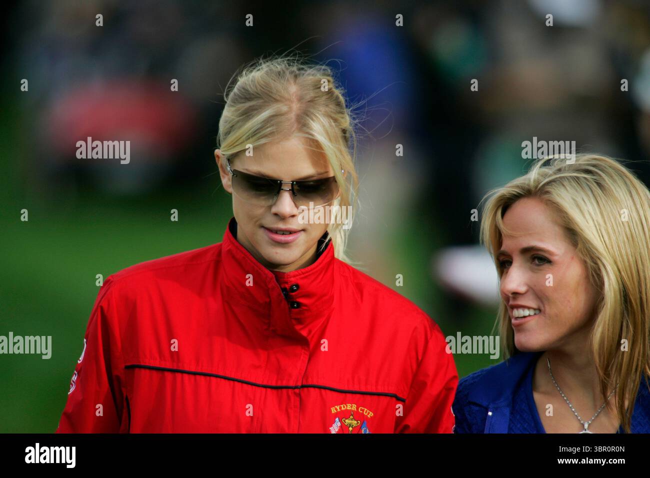 Elin Nordegren, fidanzata dei Tigers Woods e ora moglie e Amy Mickelson 040917/ Oakland Hills GC, Detroit, Michigan, USA/ Photo Mark Newcombe/ 2004 35th Ryder Cup le 35 gare della Ryder Cup si sono tenute dal 17 al 19 settembre 2004 all'Oakland Hills Country Club di Bloomfield Township, Michigan, USA. La Ryder Cup è una competizione di golf biennale tra squadre europee e statunitensi, e l'edizione 2004 è ricordata per i suoi momenti drammatici e l'intensa rivalità tra le due squadre Foto Stock