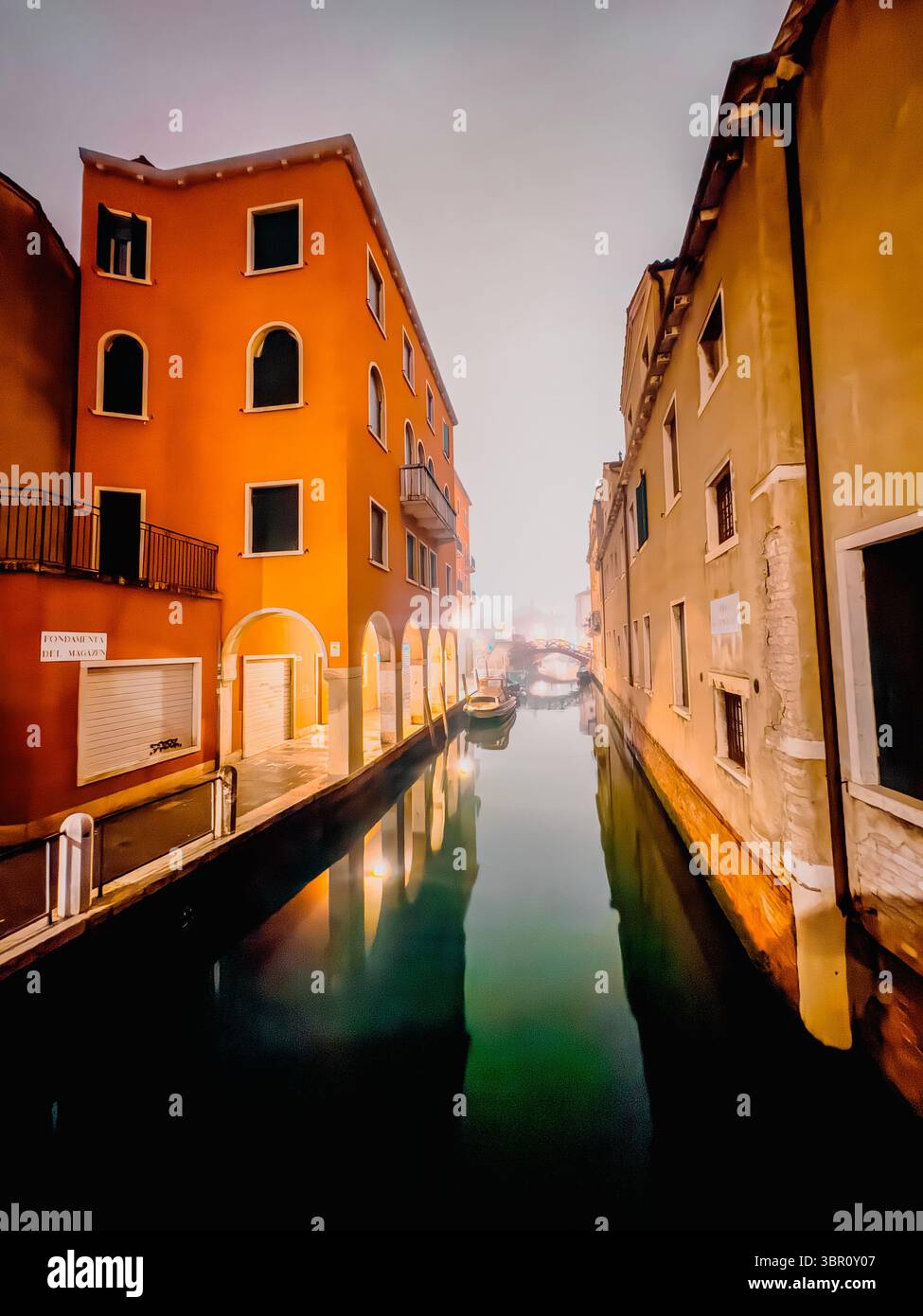 Un canale a Venezia in una notte d'inverno nuvolosa Foto Stock