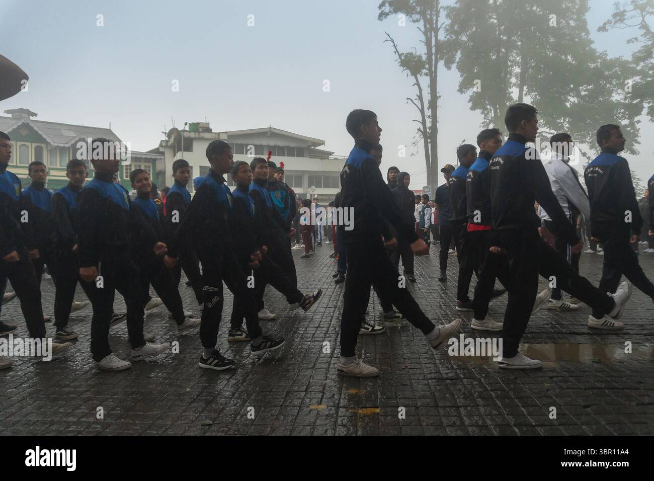 Darjeeling, Bengala Occidentale, India -11.08.2023: Studenti della scuola che marciano al Darjeeling Mall per la preparazione della celebrazione del giorno dell'indipendenza. Foto Stock