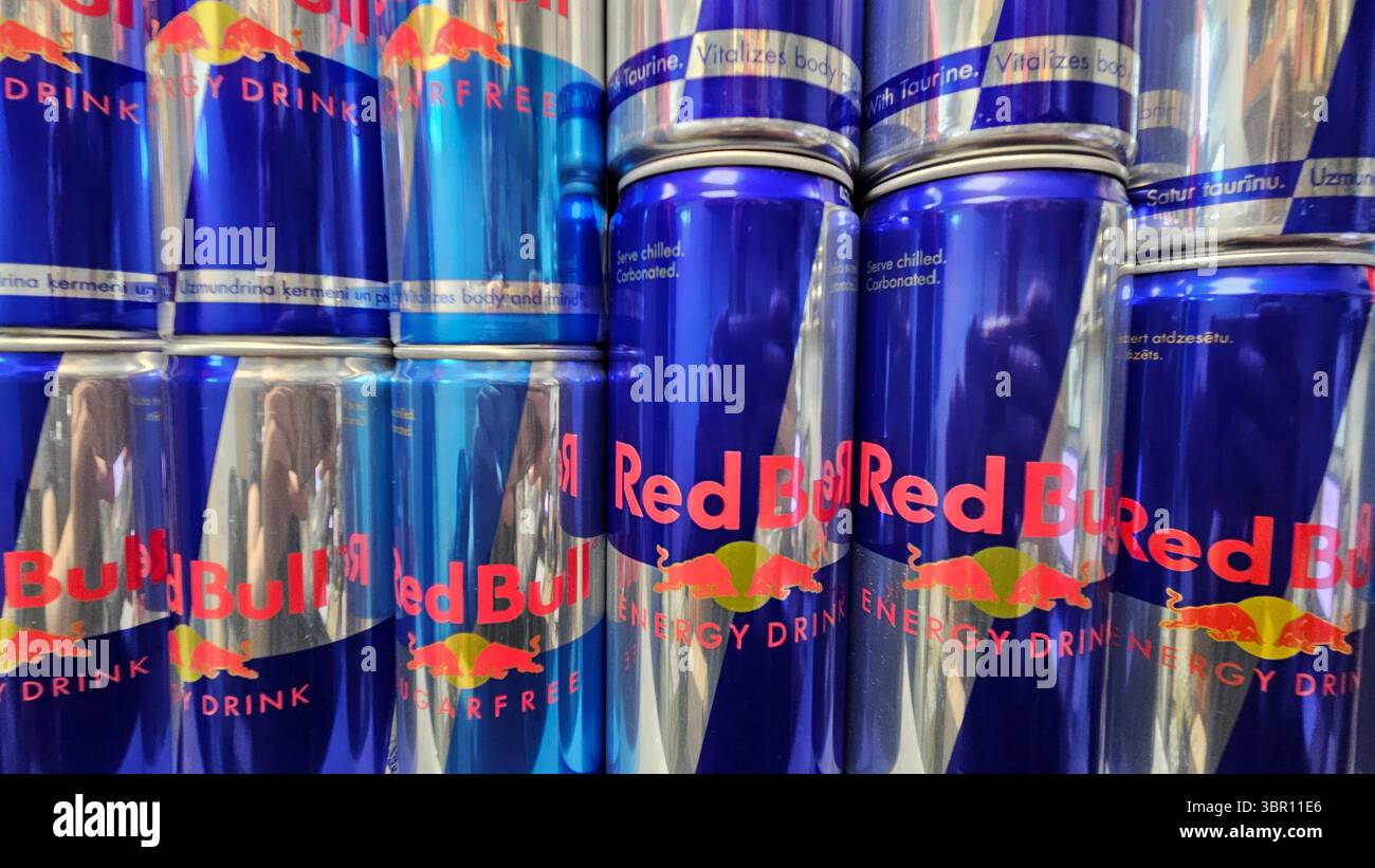 Primo piano delle lattine per bevande energetiche Red Bull in esposizione nel punto vendita.riga.Lettonia.10.07.2025 Foto Stock