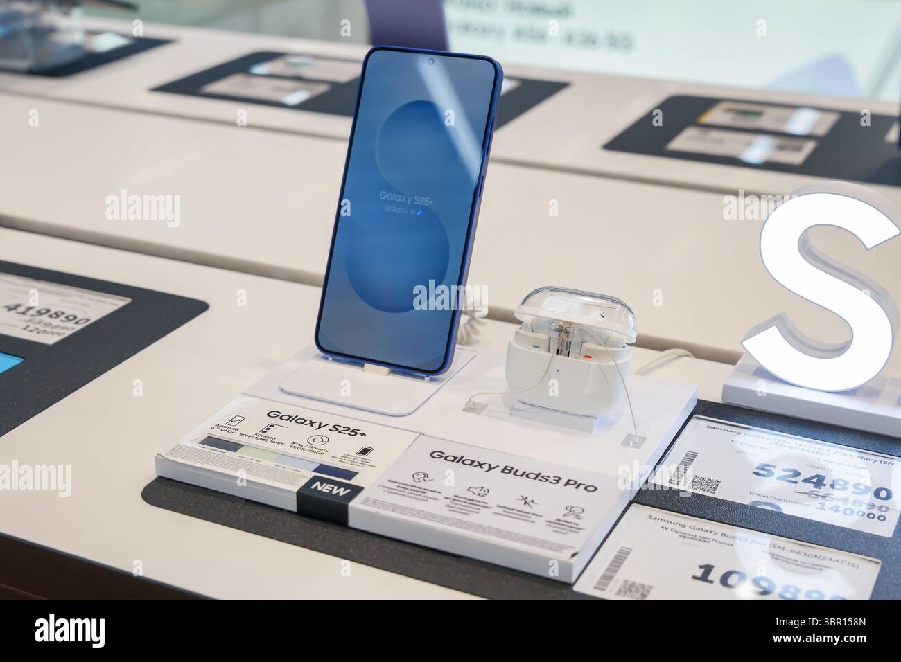 Almaty, Kazakistan - 4 luglio 2025: Samsung Galaxy S25+ e Galaxy Buds3 Pro nella vetrina del negozio. Tecnologie di comunicazione moderne Foto Stock