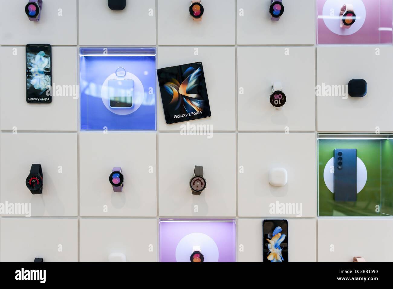 Almaty, Kazakistan - 4 luglio 2025: Scheda pubblicitaria con gadget samsung. Tecnologie di comunicazione moderne Foto Stock